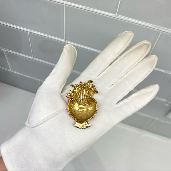 VTG 1940s BROOCH GOLD TONE RED/GREEN ENAMELED FLOWER BASKET W/ PAVED RHINESTONES - Picture 5 of 11